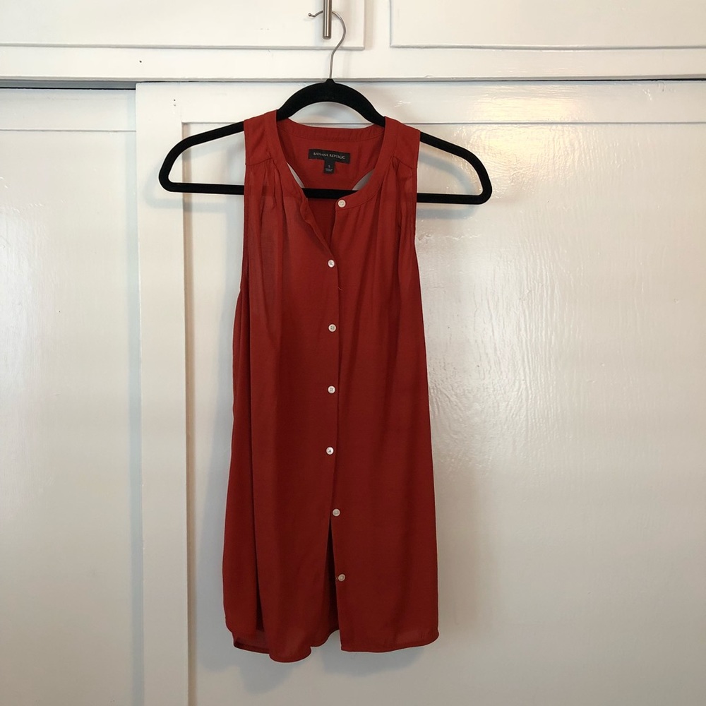 Sleeveless button-up